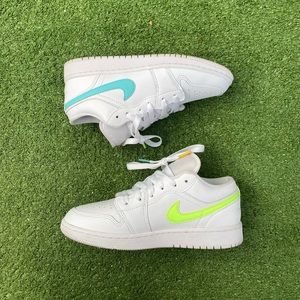 Air Jordan 1 Lows White Multi Color

Size: 4.5Y/6 WOMENS